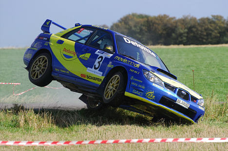 Spektakulært, men ufarligt. Denne lille afkørsel med sin Subaru Impreza kostede Christian Jensen et minut til konkurrenterne.
(Foto: Subaru Rally Team DK)